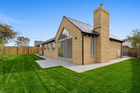 2 bedroom detached bungalow for sale, Cheltenham Road , Kinsham , Tewkesbury , GL20