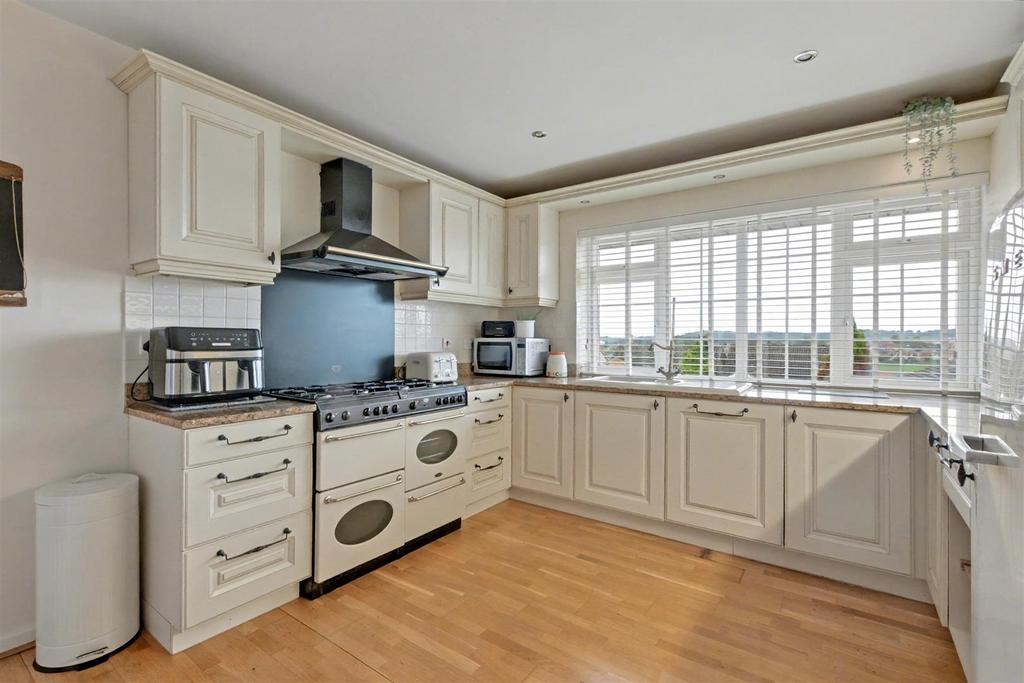 Kitchen 1.jpeg