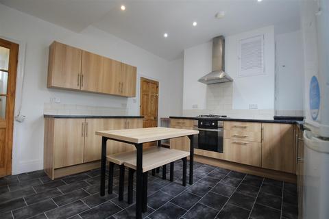 4 bedroom terraced house to rent, Newport Mount, Burley, Leeds, LS6 3DB