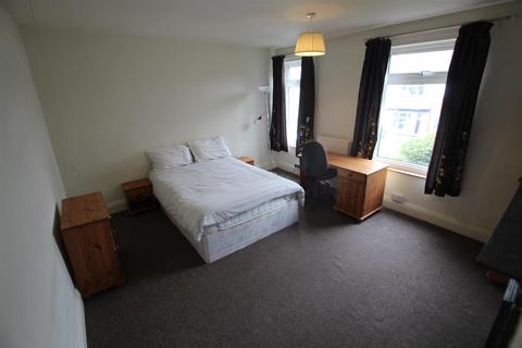 4 bedroom terraced house to rent, Newport Mount, Burley, Leeds, LS6 3DB