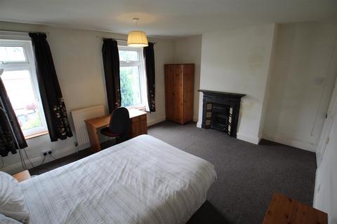 4 bedroom terraced house to rent, Newport Mount, Burley, Leeds, LS6 3DB