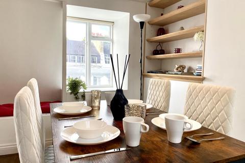 2 bedroom flat to rent, Gloucester Terrace London W2
