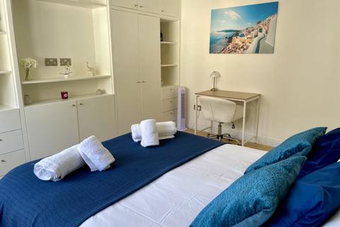2 bedroom flat to rent, Gloucester Terrace London W2