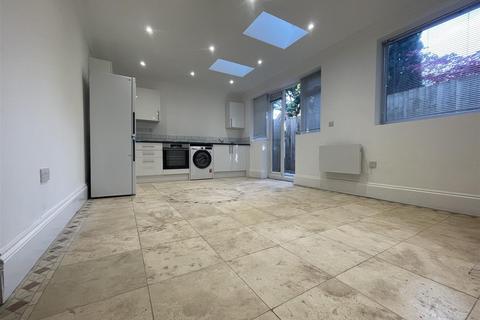 1 bedroom flat to rent, Hempstead Road, Watford