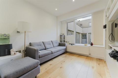 undefined, Lampton Road, Hounslow TW3