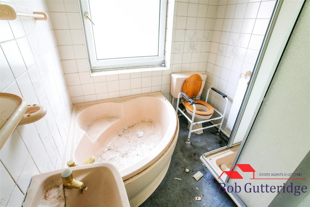 First floor bathroom/wc