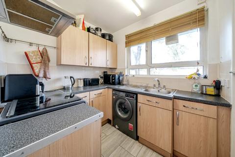 2 bedroom flat for sale, Heather Close, London, SW8