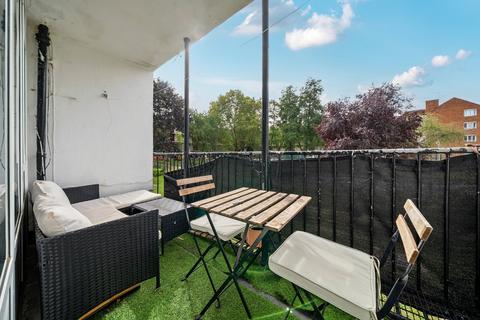 2 bedroom flat for sale, Heather Close, London, SW8