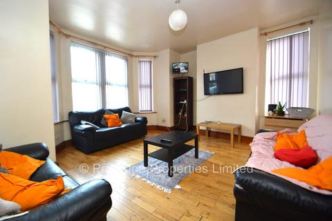 7 bedroom terraced house to rent, Hill Top Street, Hyde Park LS6