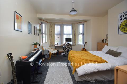 7 bedroom terraced house to rent, Hill Top Street, Hyde Park LS6