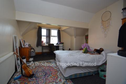 7 bedroom terraced house to rent, Hill Top Street, Hyde Park LS6