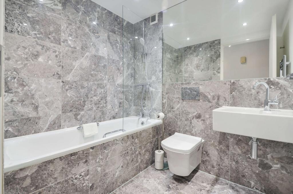 Bathroom (2).jpg