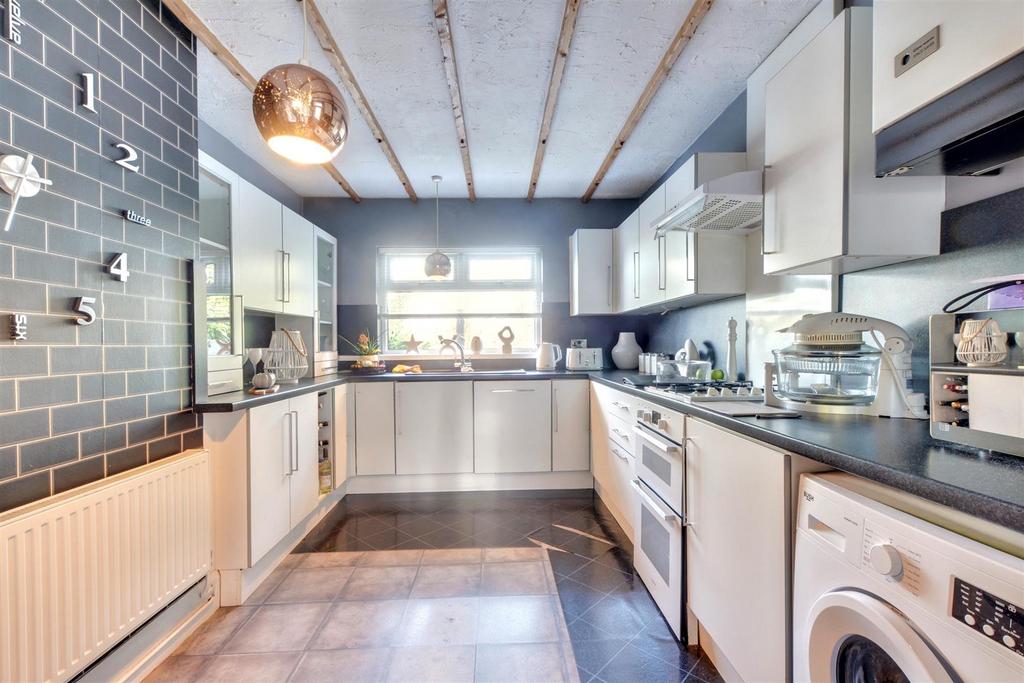 Kitchen 2.jpeg