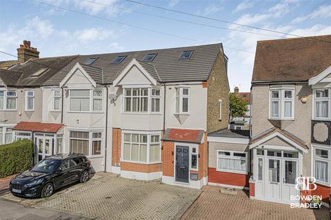 4 bedroom end of terrace house for sale, Waverley Gardens, Barkingside