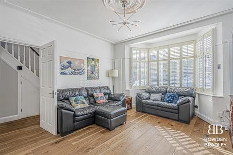 4 bedroom end of terrace house for sale, Waverley Gardens, Barkingside