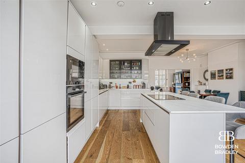 4 bedroom end of terrace house for sale, Waverley Gardens, Barkingside