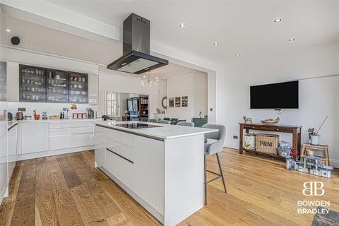 39 Waverley Gardens, Ilford, IG6 1PJ