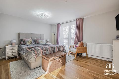 39 Waverley Gardens, Ilford, IG6 1PJ