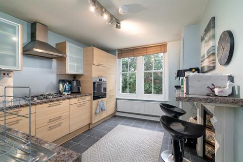 3 bedroom flat to rent, Maplestead Road, London SW2