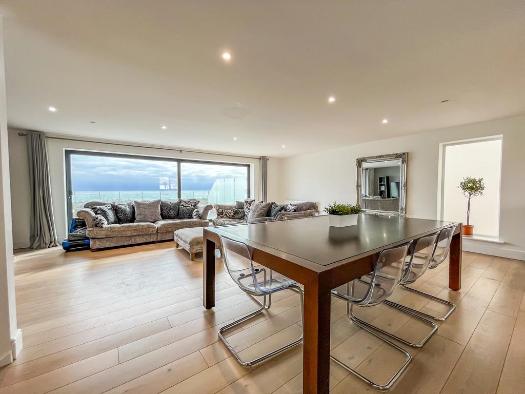Kitchen/dining/living room