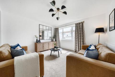 4 bedroom terraced house to rent, Norton Grove, Carterton OX18