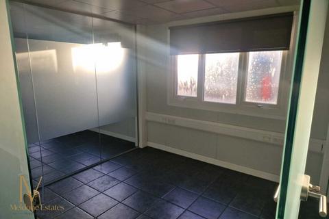 Warehouse to rent, Unit R4 Offices, Northfleet Industrial Est, Lower Rd Northfleet DA11 9SN