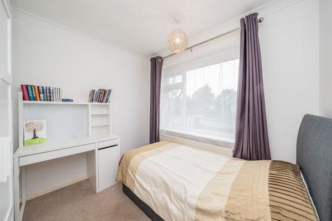 undefined, Broadlands, Hanworth TW13