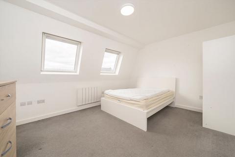 2 bedroom flat for sale, Berrymead Gardens, London W3