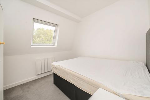 2 bedroom flat for sale, Berrymead Gardens, London W3