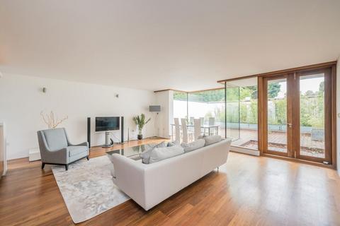 undefined, Strawberry Vale, Twickenham TW1