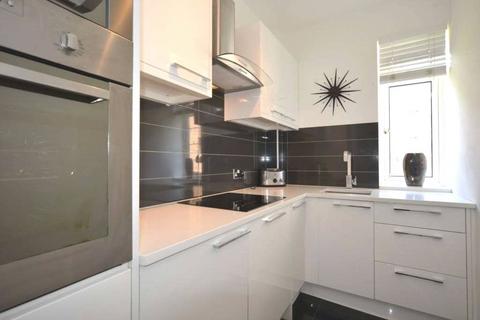 Studio to rent, Pembroke Road, London, W8