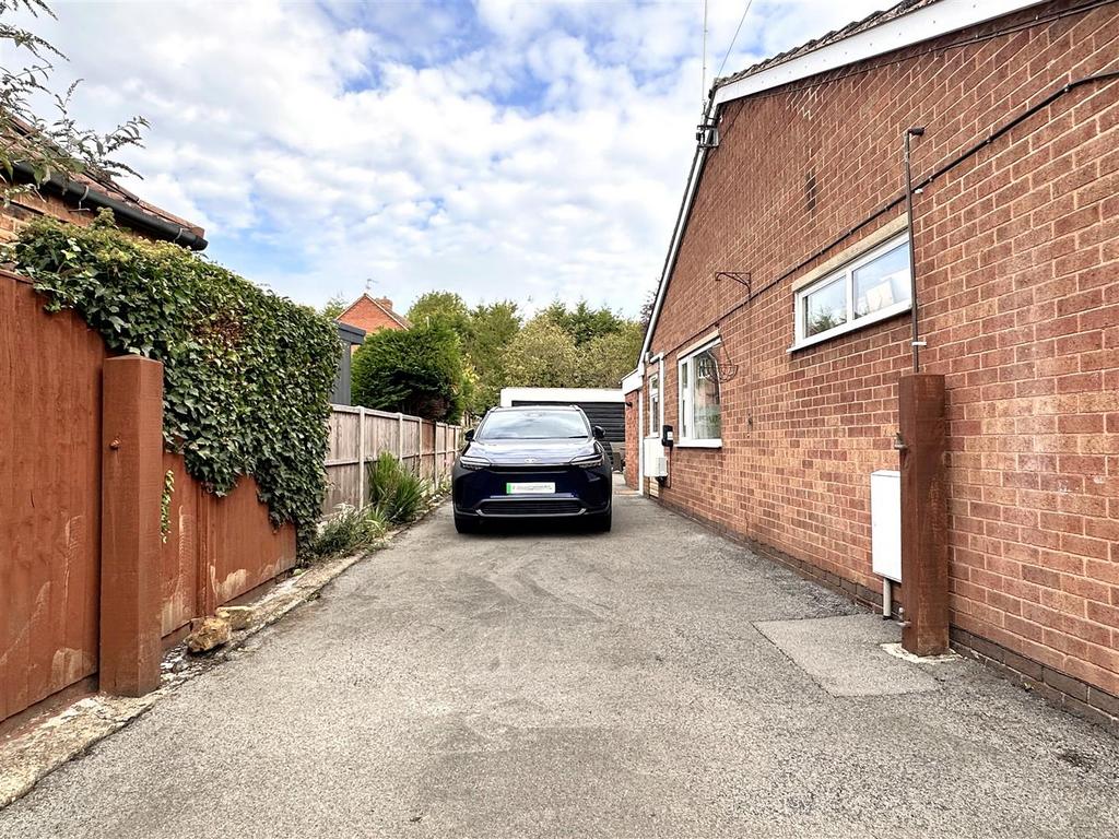 Extensive Driveway 047