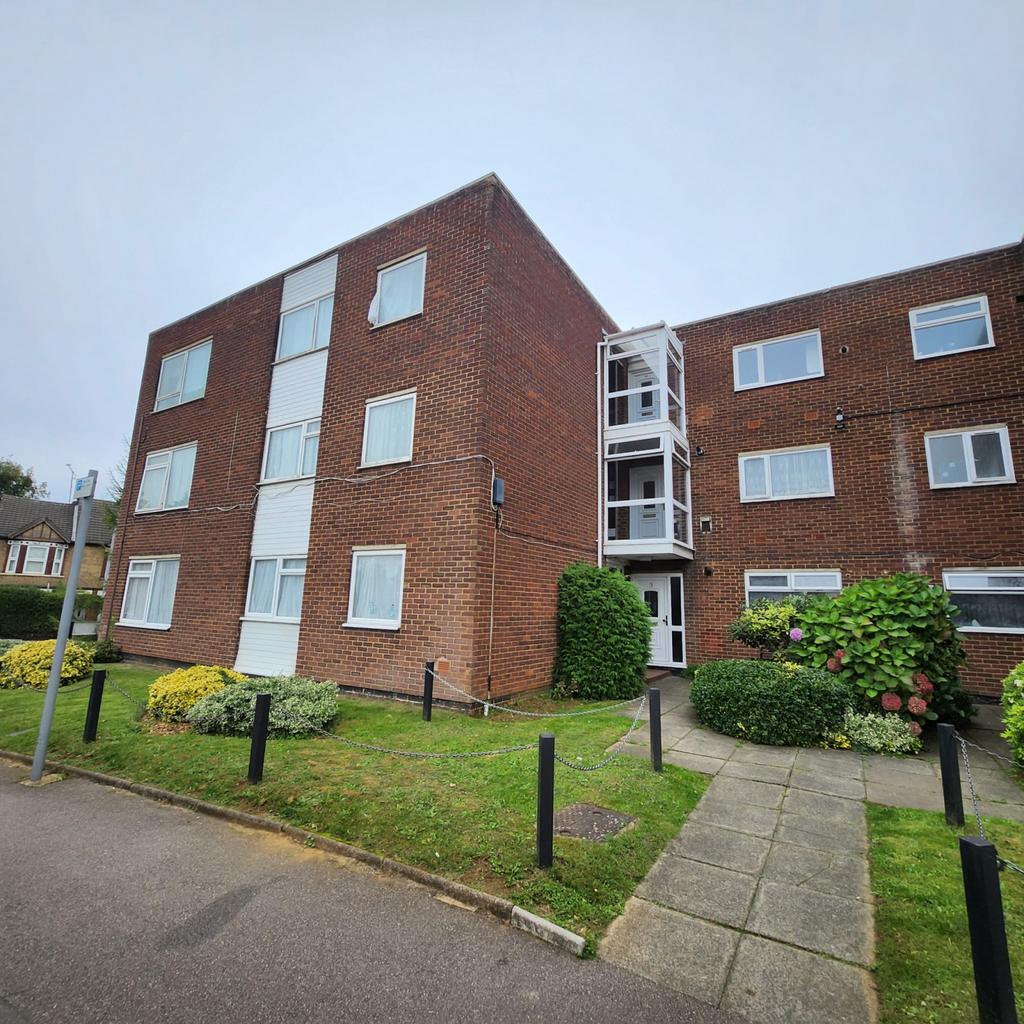 2 bed flat to rent The Larches, Luton LU2
