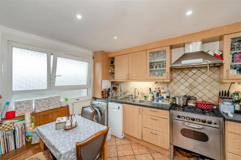 3 bedroom flat for sale, Badric Court, Yelverton Road, Battersea SW11