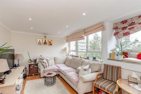 3 bedroom flat for sale, Badric Court, Yelverton Road, Battersea SW11