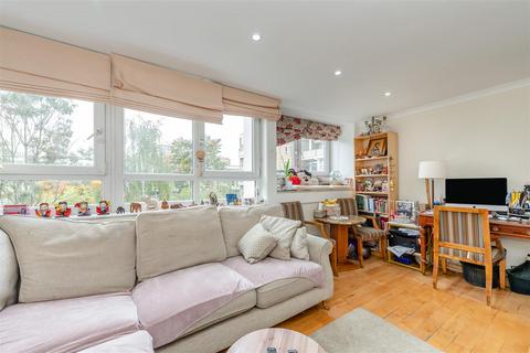 3 bedroom flat for sale, Badric Court, Yelverton Road, Battersea SW11