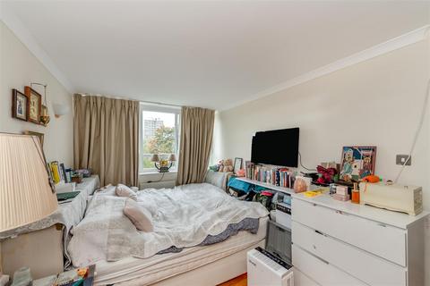 3 bedroom flat for sale, Badric Court, Yelverton Road, Battersea SW11