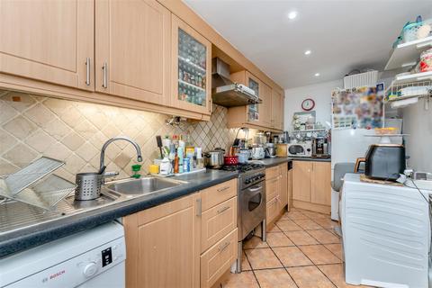 3 bedroom flat for sale, Badric Court, Yelverton Road, Battersea SW11
