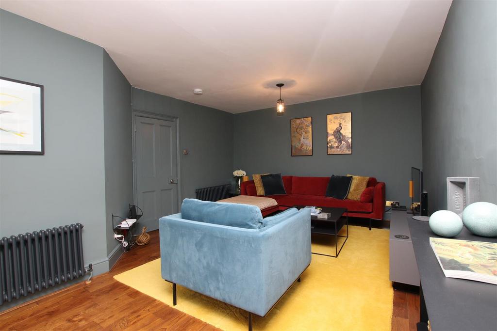 Living room (2).JPG