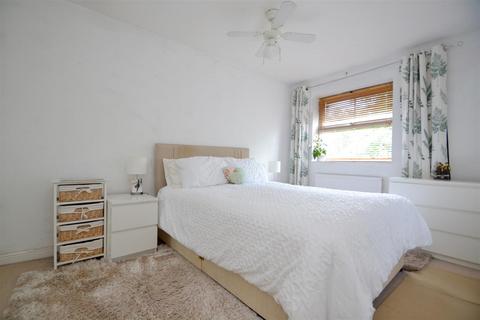 9 Peasmead, Buntingford, SG9 9SF