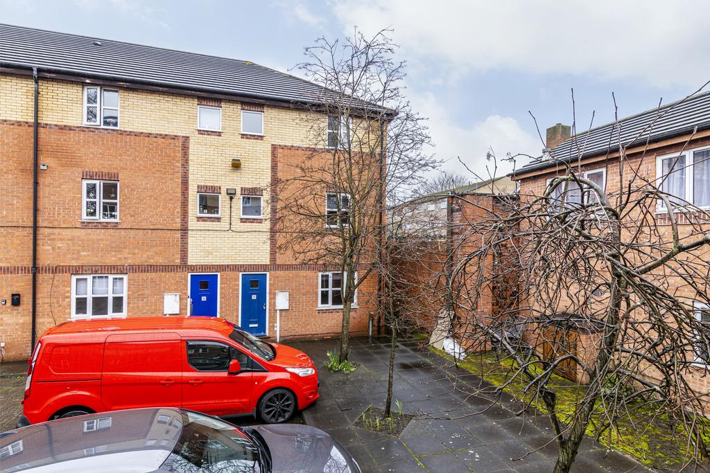 31 Dennison Court-13.jpg