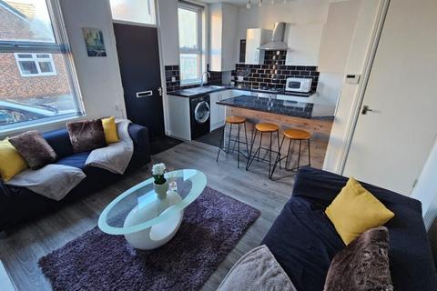 3 bedroom terraced house to rent, Harold Mount, Hyde Park, LS6 1PW