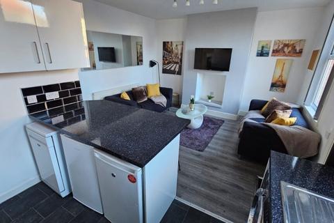 3 bedroom terraced house to rent, Harold Mount, Hyde Park, LS6 1PW