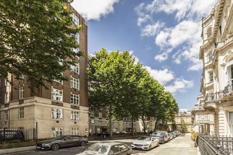 Chesterfield Gardens, London W1J