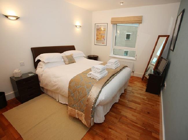 48 Dolphin Quays - master bedroom - Expedia.jpg