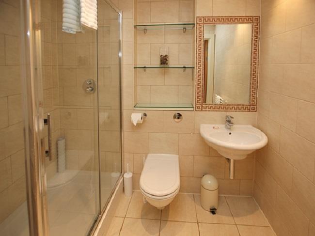 48 Dolphin Quays - ensuite Expedia.jpg