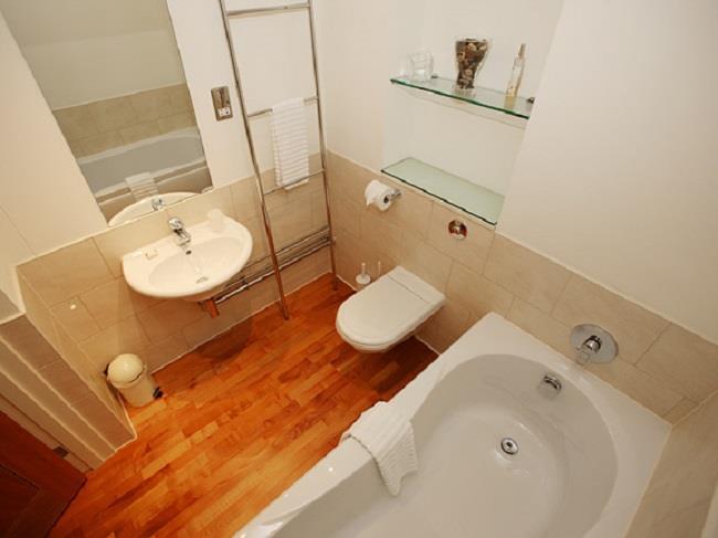 48 Dolphin Quays - family bathroom Expedia.jpg