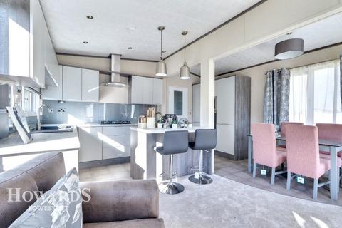 2 bedroom chalet for sale, The Hollies, London Road, Lowestoft