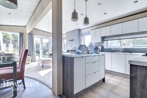 2 bedroom chalet for sale, The Hollies, London Road, Lowestoft