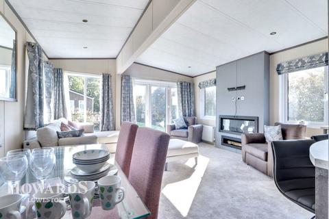2 bedroom chalet for sale, The Hollies, London Road, Lowestoft
